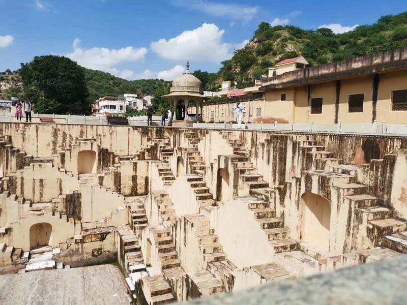 公司出納挪走公司資金屬于職務(wù)侵占嗎？嘉定刑事律師告訴您