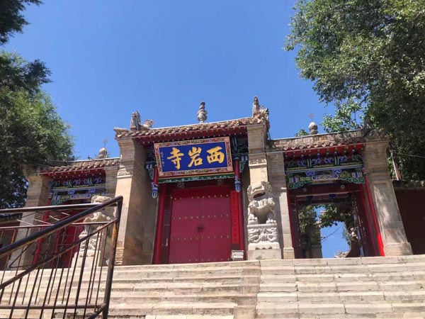 在村修建道路中收受他人賄賂的如何定性？上海重大刑事律師來(lái)回答