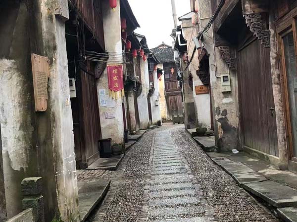 飯店服務(wù)員是三陪小姐是犯罪嗎？來和徐匯刑事律師看看這個(gè)案例