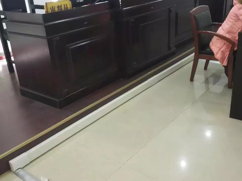 上海刑事律師團隊告訴您故意撞擊他人車輛勒索錢財?shù)男袨槿绾味ㄗ? src="/uploads/76/174.jpg"/></p>
<p>
　　一、引言
</p>
<p>
　　在現(xiàn)代社會中，隨著城市化進(jìn)程的加速和交通網(wǎng)絡(luò)的發(fā)展，交通事故頻發(fā)成為一個嚴(yán)重的社會問題。然而，一些不法分子利用交通事故作為犯罪手段，以故意駕駛機動車撞擊他人車輛并勒索錢財。這種惡意行為不僅對人身安全構(gòu)成直接威脅，也嚴(yán)重破壞了社會秩序和交通安全。
</p>
<p>
　　本文將以上海為背景，探討在城市主干路采用故意駕駛機動車撞擊他人車輛制造交通事故的手段勒索錢財?shù)男袨槿绾味ㄗ?。我們將從法律條款、相關(guān)案例和上海地區(qū)的司法實踐出發(fā)，分析其定罪標(biāo)準(zhǔn)和要件，并探討應(yīng)對策略和司法機關(guān)的作用。
</p>
<p>
　　通過深入研究此類犯罪行為的定罪標(biāo)準(zhǔn)，我們旨在為律師、法律從業(yè)人員和公民提供準(zhǔn)確的法律指導(dǎo)，以便更好地保護公民權(quán)益，維護社會安全。只有通過加強法律意識、加大打擊力度以及加強宣傳教育，我們才能共同構(gòu)建一個安全、公正、有序的社會環(huán)境。
</p>
<p>
　　在下文中，我們將對相關(guān)法律條款進(jìn)行詳細(xì)分析，結(jié)合具體案例和上海地區(qū)的司法實踐，探討如何定罪和應(yīng)對此類惡意行為的措施。通過共同努力，我們可以為打擊這種犯罪行為，維護交通安全和社會穩(wěn)定做出積極貢獻(xiàn)。
</p>
<p>
　　二、相關(guān)法律條款分析
</p>
<p>
　　刑法中的相關(guān)條款 根據(jù)中華人民共和國刑法，以故意駕駛機動車撞擊他人車輛勒索錢財?shù)男袨樯婕耙韵伦锩汗室鈧ψ?、故意損毀財物罪、敲詐勒索罪等。 【法條分析：中華人民共和國刑法第234條、第275條、第274條】
</p>
<p>
　　交通安全法中的相關(guān)條款 根據(jù)中華人民共和國道路交通安全法，對違法駕駛行為進(jìn)行規(guī)定，并明確了各類違法行為的處罰措施。 【法條分析：中華人民共和國道路交通安全法第二十七條】
</p>
<p>
　　三、定罪標(biāo)準(zhǔn)與要件分析
</p>
<p>
　　故意駕駛機動車撞擊他人車輛 對于定罪的首要要素是行為人有明確的故意，即故意駕駛機動車輛撞擊他人車輛，以達(dá)到勒索錢財?shù)哪康摹?</p>
<p>
　　損害他人人身安全或財產(chǎn) 行為人的撞擊行為應(yīng)導(dǎo)致被撞擊車輛或被撞擊人員的人身安全受到損害，或者對財產(chǎn)造成實際損毀。
</p>
<p>
　　勒索錢財
</p>
<p>
　　行為人通過故意駕駛機動車輛撞擊他人車輛，以勒索錢財為目的。勒索錢財可以表現(xiàn)為直接向被害人索要錢財，或者通過威脅、恐嚇等手段脅迫被害人交付財物。
</p>
<p>
　　四、上海相關(guān)案例分析
</p>
<p>
　　案例一：上海市A某以故意駕駛機動車撞擊他人車輛勒索錢財案 案例描述：A某在上海市主干道上故意駕駛機動車撞擊他人車輛，并以威脅被害人人身安全為手段勒索錢財。 法律分析：根據(jù)刑法第234條和第274條，A某的行為構(gòu)成故意傷害罪和敲詐勒索罪。同時，依據(jù)道路交通安全法第二十七條，A某還應(yīng)承擔(dān)相應(yīng)的交通違法責(zé)任。
</p>
<p>
　　案例二：上海市B某以故意駕駛機動車撞擊他人車輛損毀財物勒索錢財案 案例描述：B某故意駕駛機動車撞擊他人車輛，導(dǎo)致被撞擊車輛嚴(yán)重?fù)p毀，并以此為威脅勒索車主一定金額的錢財。 法律分析：根據(jù)刑法第275條和第274條，B某的行為構(gòu)成故意損毀財物罪和敲詐勒索罪。根據(jù)道路交通安全法，B某還應(yīng)承擔(dān)相應(yīng)的交通違法責(zé)任。
</p>
<p>
　　五、上海地區(qū)的司法實踐與應(yīng)對策略
</p>
<p>
　　加強執(zhí)法力度 上海市公安機關(guān)應(yīng)加大對交通違法行為的打擊力度，加強巡邏和監(jiān)控，提高犯罪行為的發(fā)現(xiàn)率和偵破率。
</p>
<p>
　　加強宣傳教育 通過宣傳教育活動，加強對交通安全意識的培養(yǎng)，提高市民對此類犯罪行為的警惕性，增強自我保護意識。
</p>
<p>
　　加強合作與交流 上海市司法機關(guān)應(yīng)與公安機關(guān)、檢察機關(guān)等相關(guān)部門加強合作與信息共享，共同打擊此類犯罪行為，形成合力。
</p>
<p style="TEXT-ALIGN: center"><img alt=
