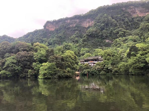 上海刑辯律師來講講以簽訂出國協議書為名騙取他人錢財的行為如何定性
