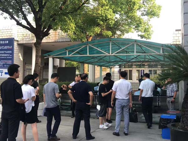 上海刑事訴訟法律師來講講將回收的空舊酒瓶與假冒注冊商標(biāo)標(biāo)識組裝如何定性