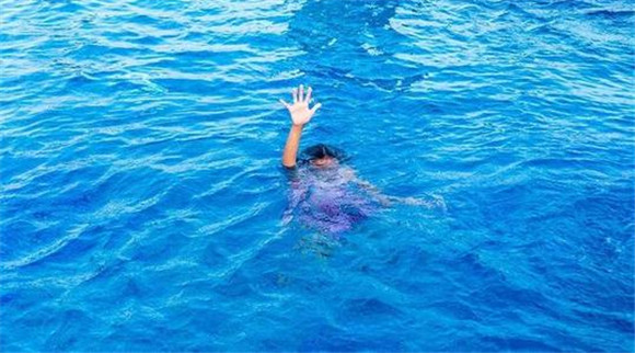 男子假裝自殺后女友為救人而溺水身亡，男子獲