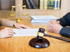 <b>浦東區(qū)刑事律師揭秘：當(dāng)家人被刑事拘留，如何正確尋求幫助與援助？</b>